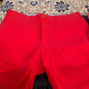 New Men’s golf shorts beautiful and very comfortable size 36 color is red.